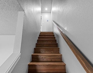 705 W Crawford Street - Photo Thumbnail 5