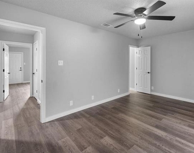 705 W Crawford Street - Photo Thumbnail 6