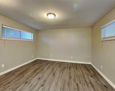 505 Yellowstone Drive - Photo Thumbnail 4