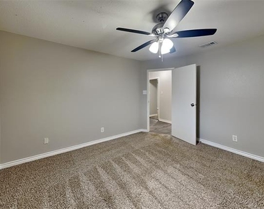 505 Yellowstone Drive - Photo Thumbnail 7
