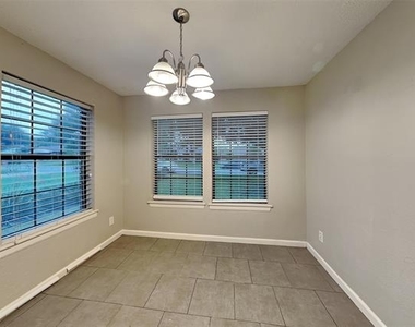 505 Yellowstone Drive - Photo Thumbnail 6