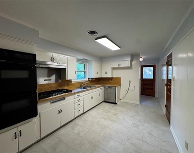 2928 College Circle - Photo Thumbnail 12