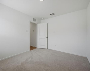 3719 Longleaf Drive - Photo Thumbnail 15