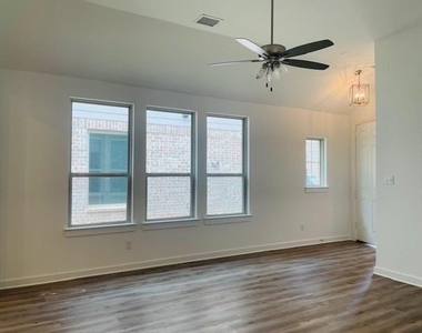 3954 Oak Creek Circle - Photo Thumbnail 2