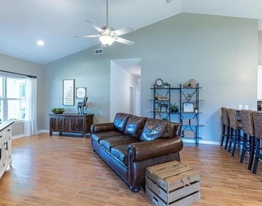 508 Pine Lane - Photo Thumbnail 5