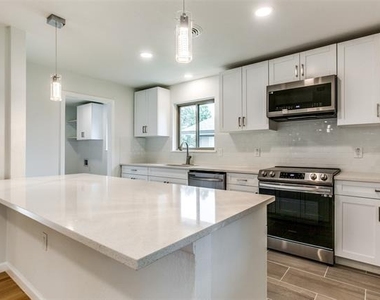 3517 Woodleigh Drive - Photo Thumbnail 9