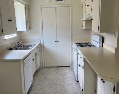 3104 Stanford Street - Photo Thumbnail 2