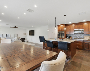 8307 E Clarendon Avenue - Photo Thumbnail 7