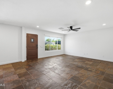 8307 E Clarendon Avenue - Photo Thumbnail 5