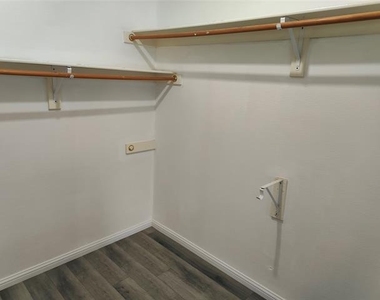 1412 Brenda Lane - Photo Thumbnail 12