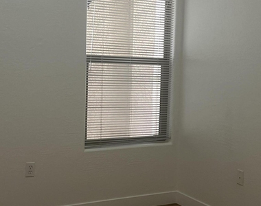 525 N Miller Road - Photo Thumbnail 10