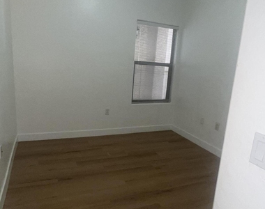 525 N Miller Road - Photo Thumbnail 11