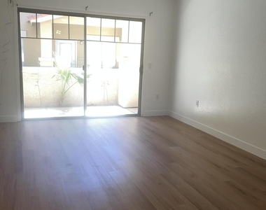 525 N Miller Road - Photo Thumbnail 6