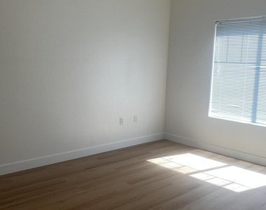 525 N Miller Road - Photo Thumbnail 13