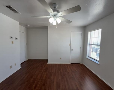 807 W Walnut Street - Photo Thumbnail 9