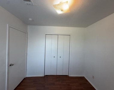 807 W Walnut Street - Photo Thumbnail 13