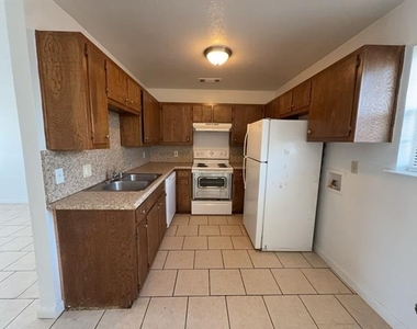 807 W Walnut Street - Photo Thumbnail 5
