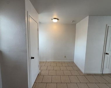 807 W Walnut Street - Photo Thumbnail 4