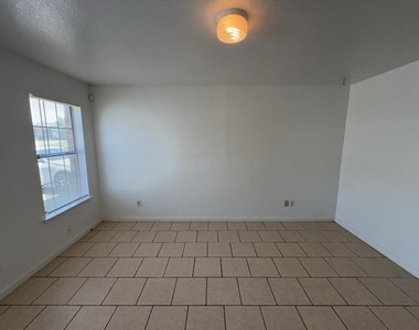 807 W Walnut Street - Photo Thumbnail 2