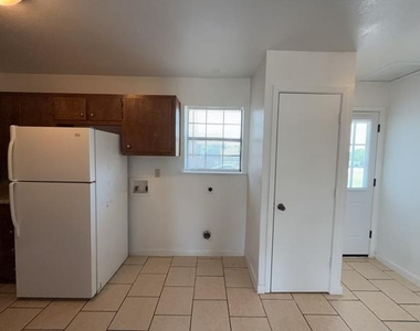 807 W Walnut Street - Photo Thumbnail 7