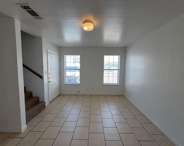 807 W Walnut Street - Photo Thumbnail 1