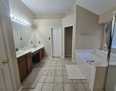 2816 Oakdale Drive - Photo Thumbnail 5