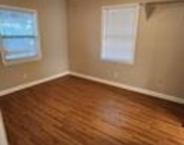 808 Howell Drive - Photo Thumbnail 8