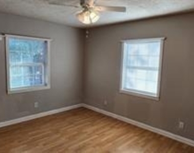 808 Howell Drive - Photo Thumbnail 6