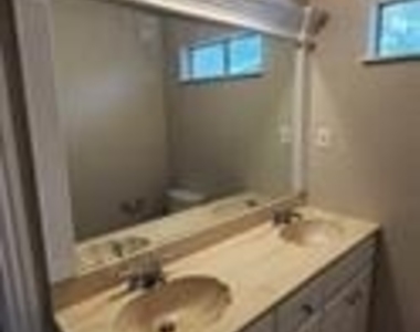 808 Howell Drive - Photo Thumbnail 10