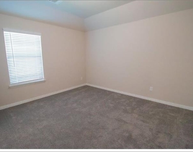 535 Hillcrest Circle - Photo Thumbnail 9