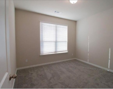 535 Hillcrest Circle - Photo Thumbnail 10