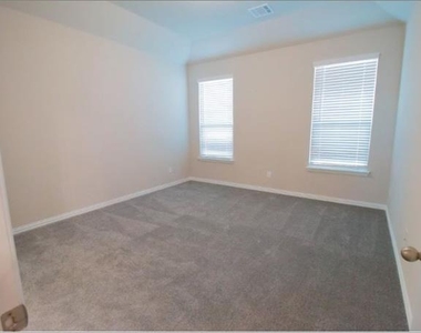 535 Hillcrest Circle - Photo Thumbnail 6