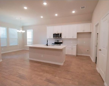 535 Hillcrest Circle - Photo Thumbnail 4