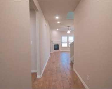 535 Hillcrest Circle - Photo Thumbnail 2
