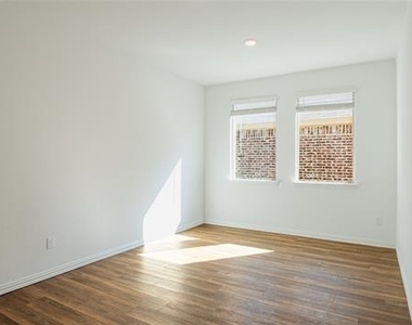 6932 Falconer Way - Photo Thumbnail 14