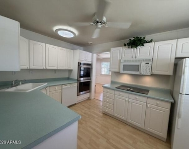 423 W 14th Street - Photo Thumbnail 3