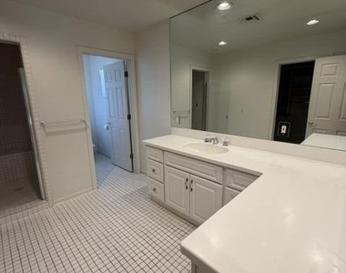 423 W 14th Street - Photo Thumbnail 12