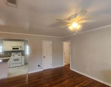 307 N Bradley Street - Photo Thumbnail 2