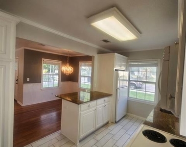 307 N Bradley Street - Photo Thumbnail 8