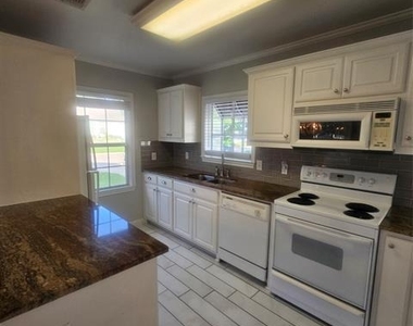 307 N Bradley Street - Photo Thumbnail 7