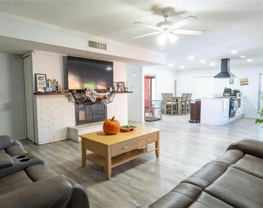 8512 Londonderry Lane - Photo Thumbnail 6