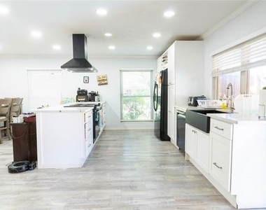8512 Londonderry Lane - Photo Thumbnail 4