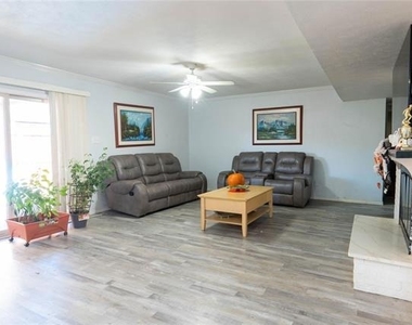 8512 Londonderry Lane - Photo Thumbnail 3