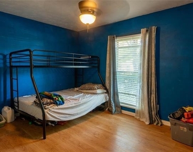 8512 Londonderry Lane - Photo Thumbnail 11