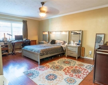 8512 Londonderry Lane - Photo Thumbnail 7