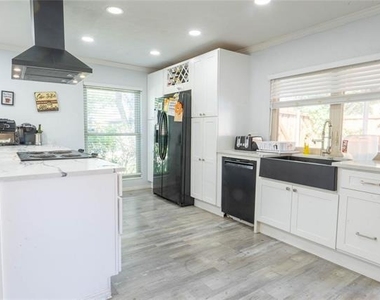 8512 Londonderry Lane - Photo Thumbnail 2