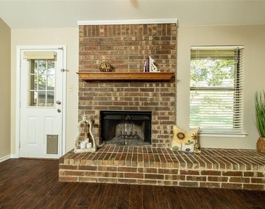 2403 Bayberry Lane - Photo Thumbnail 15