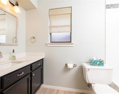 2403 Bayberry Lane - Photo Thumbnail 20