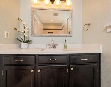 2403 Bayberry Lane - Photo Thumbnail 21