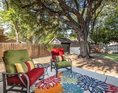 2403 Bayberry Lane - Photo Thumbnail 26